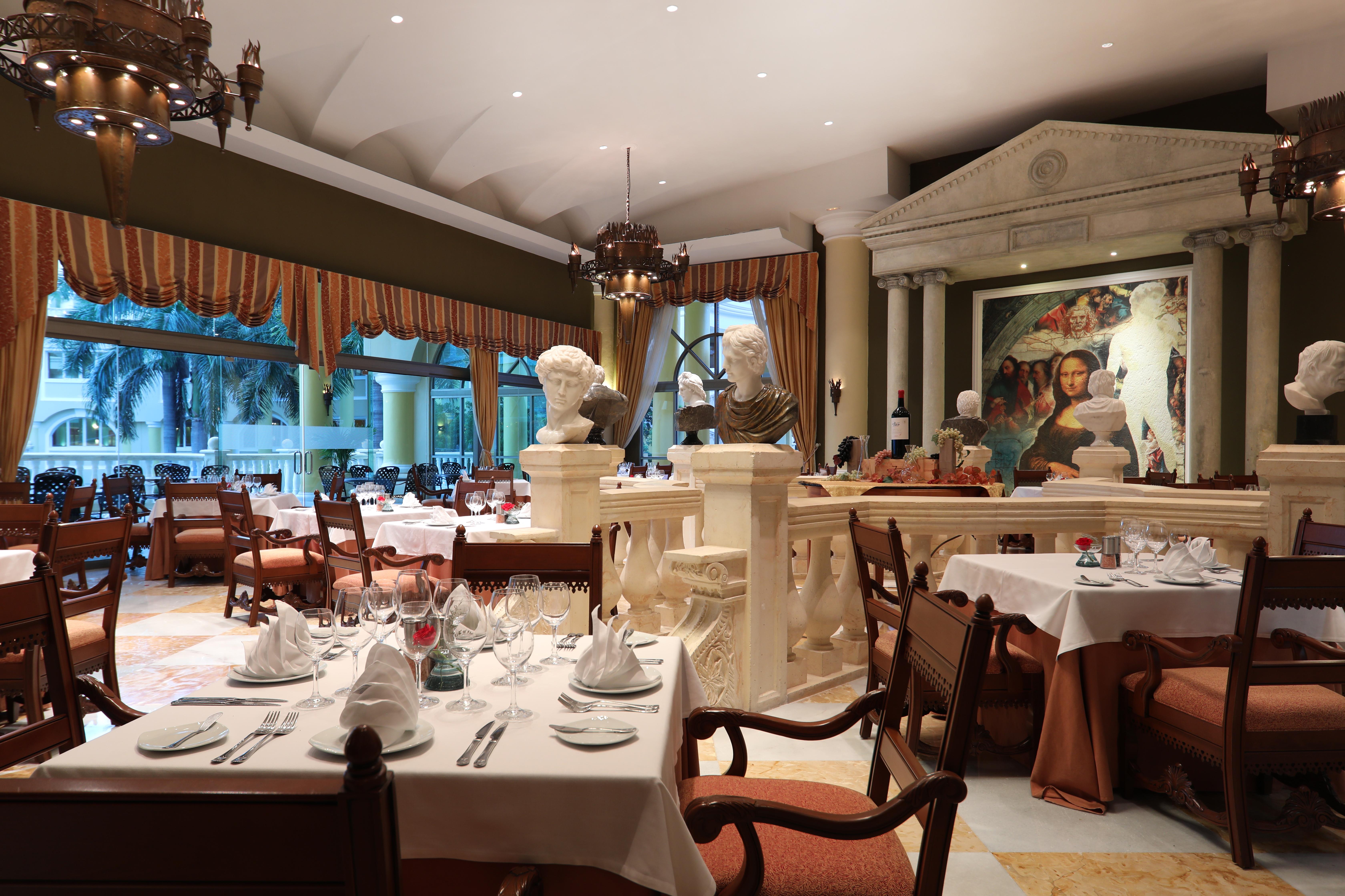Coliseo sports bar at JOIA Paraíso by Iberostar with lively atmosphere for casual dining and game-watching in Playa del Carmen